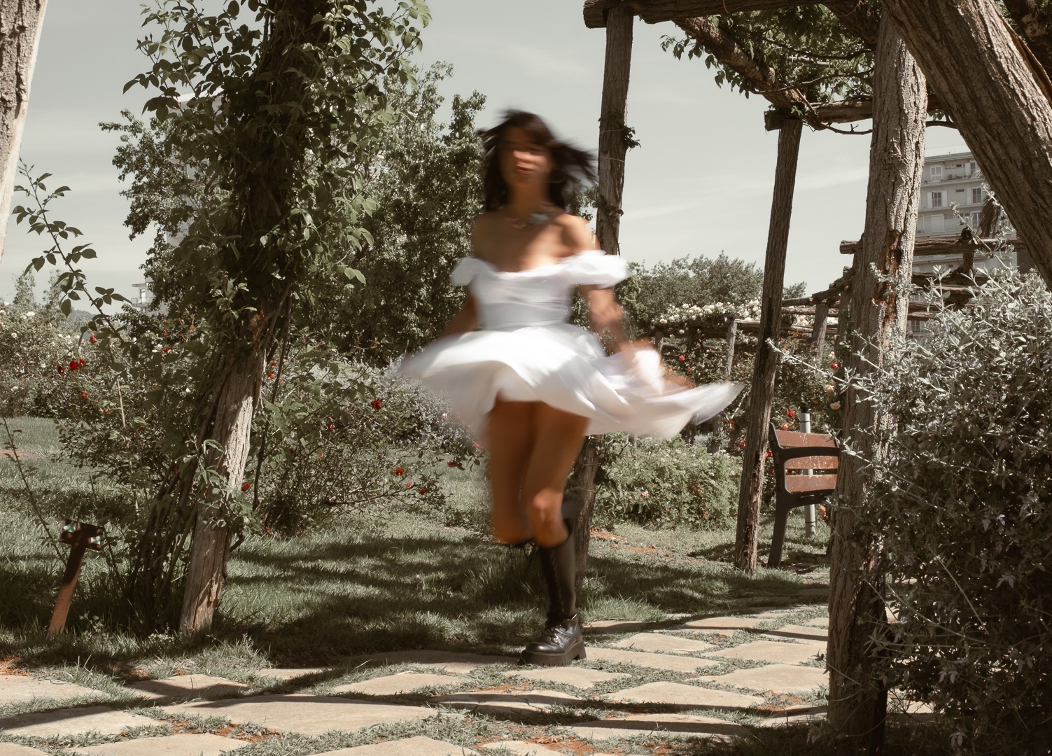 Mujer girando en un jardín