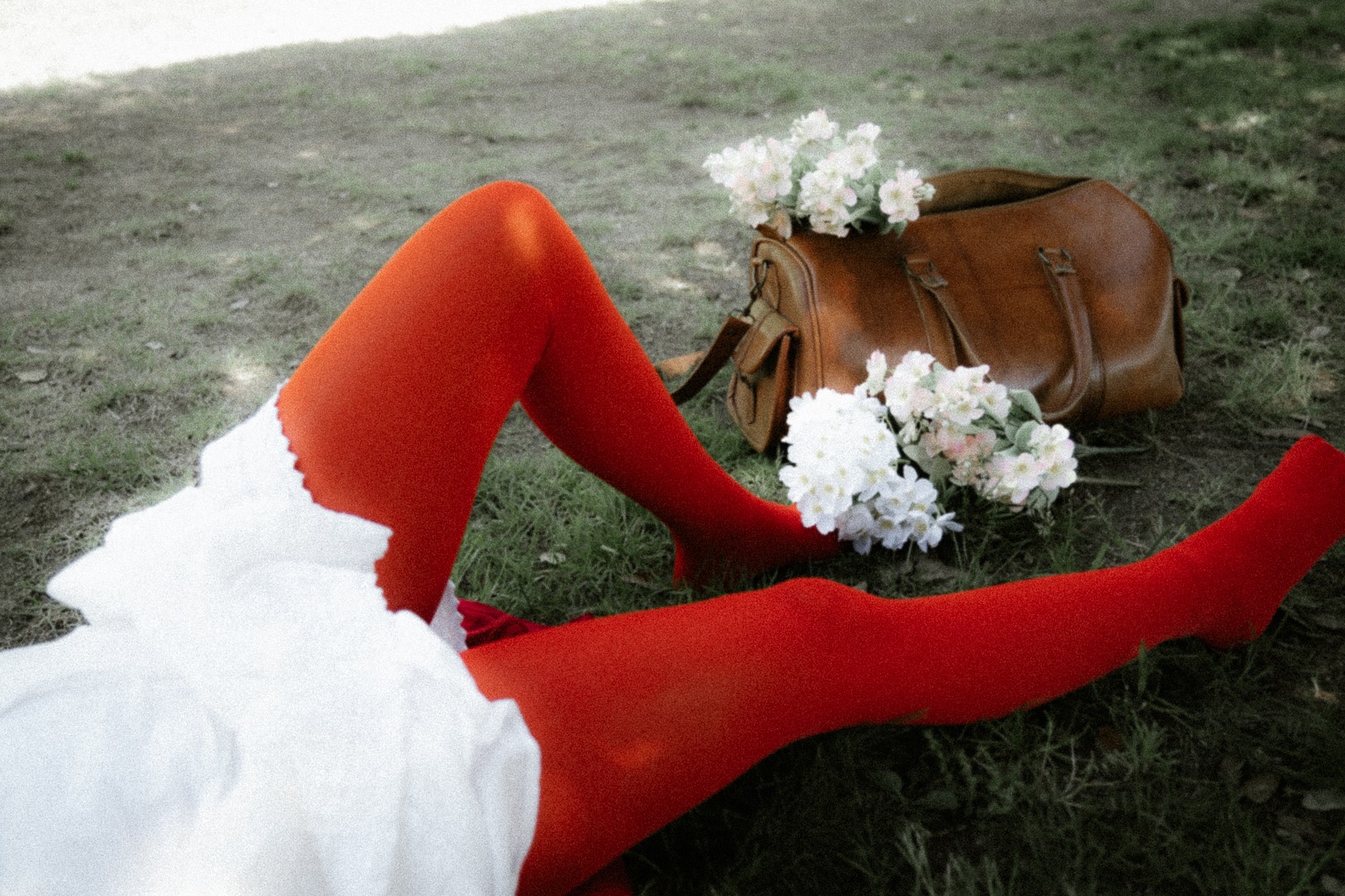 Medias rojas, flores blancas y bolso