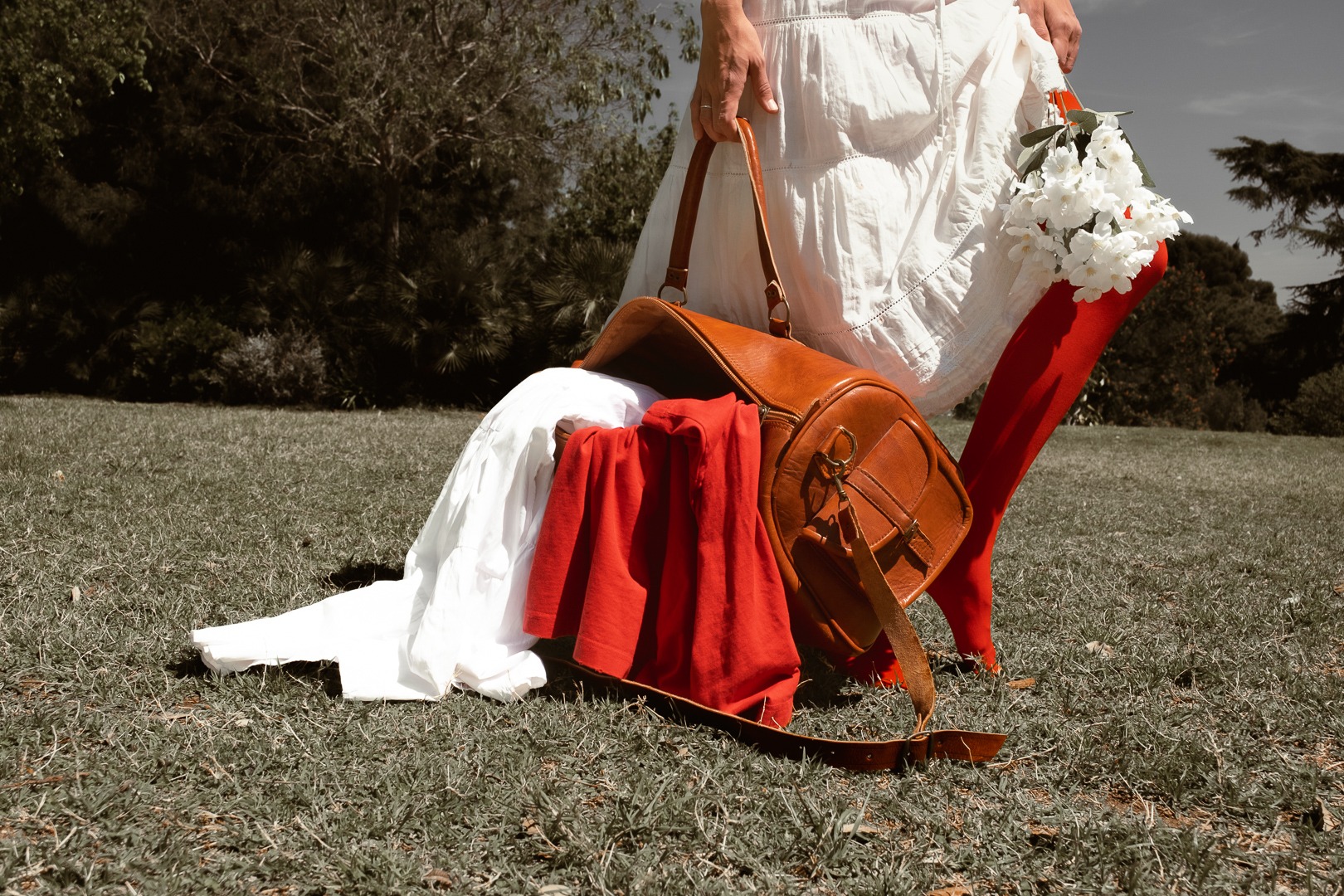 Vestido blanco, medias rojas, flores y bolso