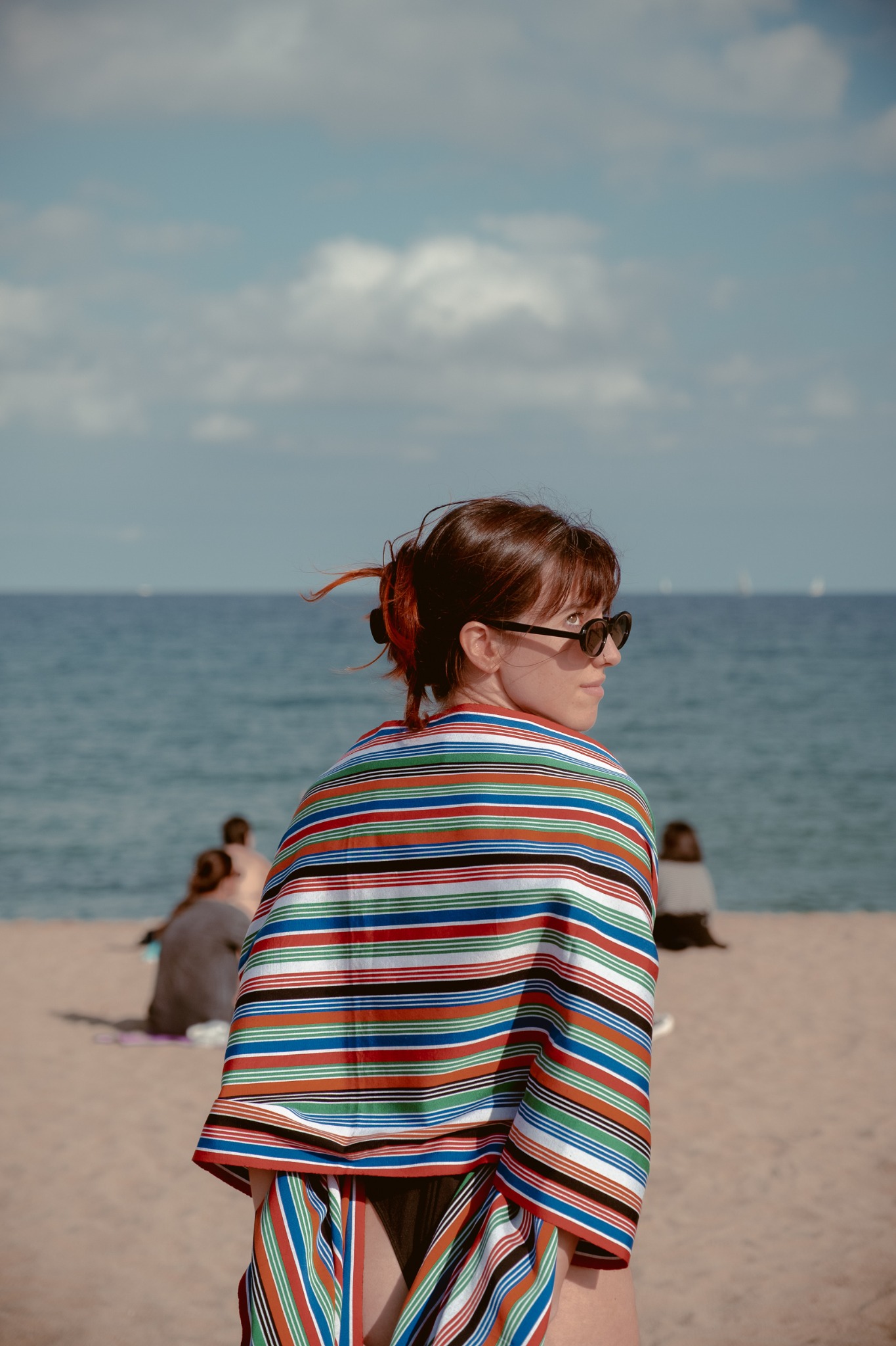 Retrato en la playa con tejido tradicional paraguayo