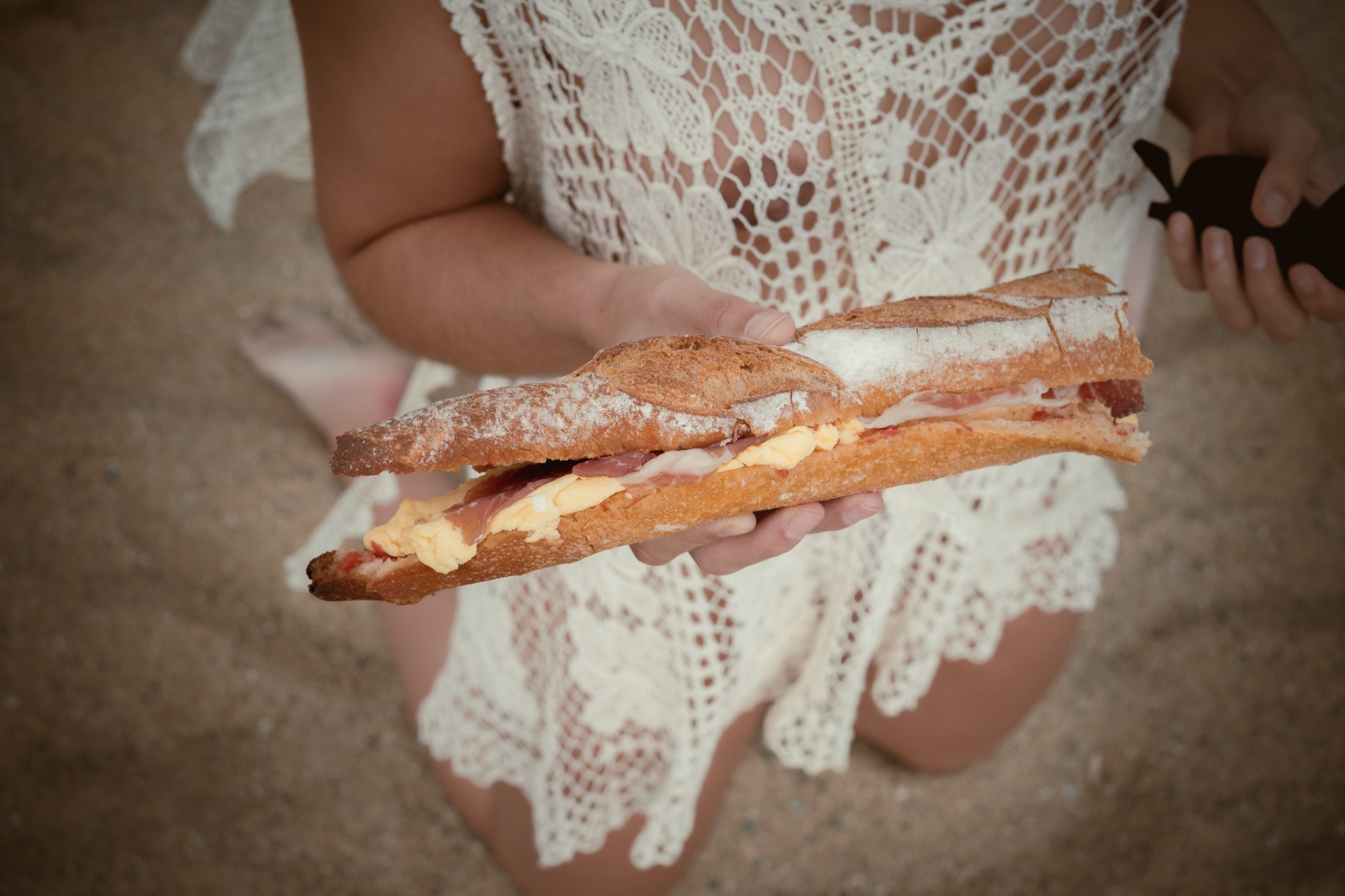 Detalle de un bocadillo sobre un vestido de encaje