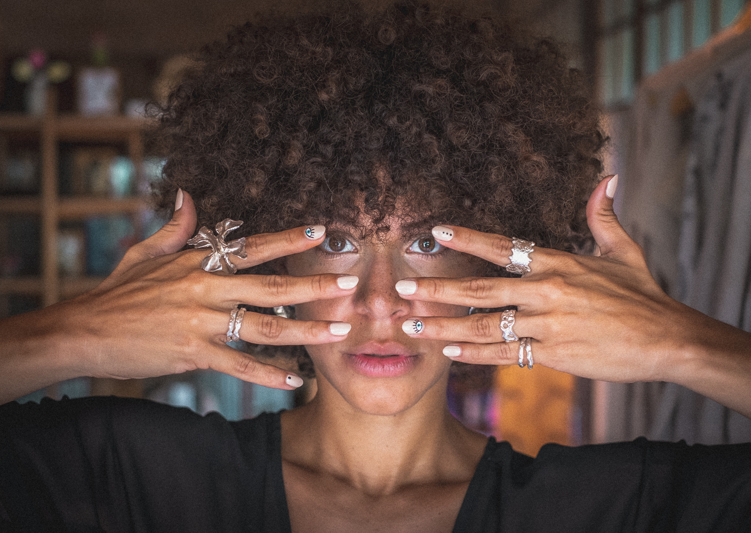 Karen mostrando anillos de PEZ