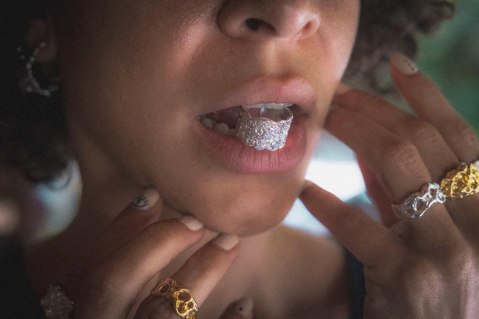 Joyas PEZ y maquillaje metálico
