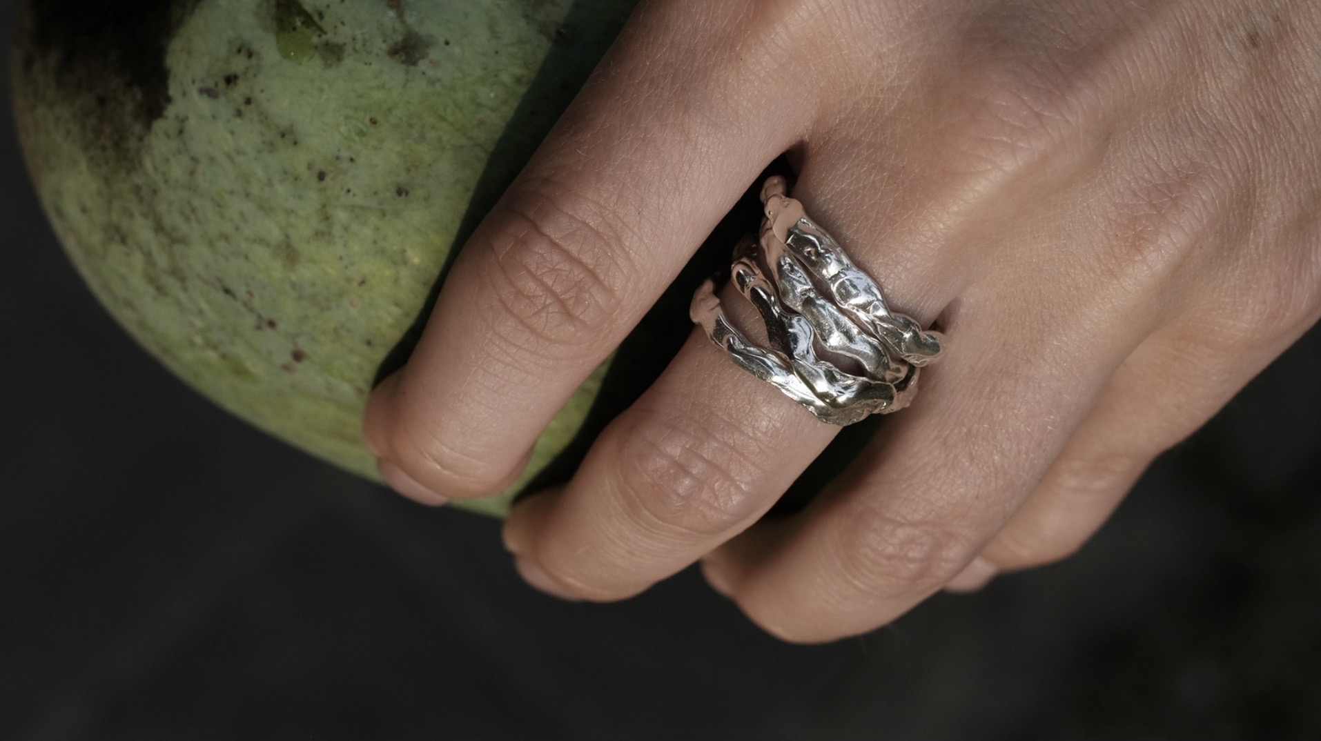 Detalle de anillo escultórico de PEZ