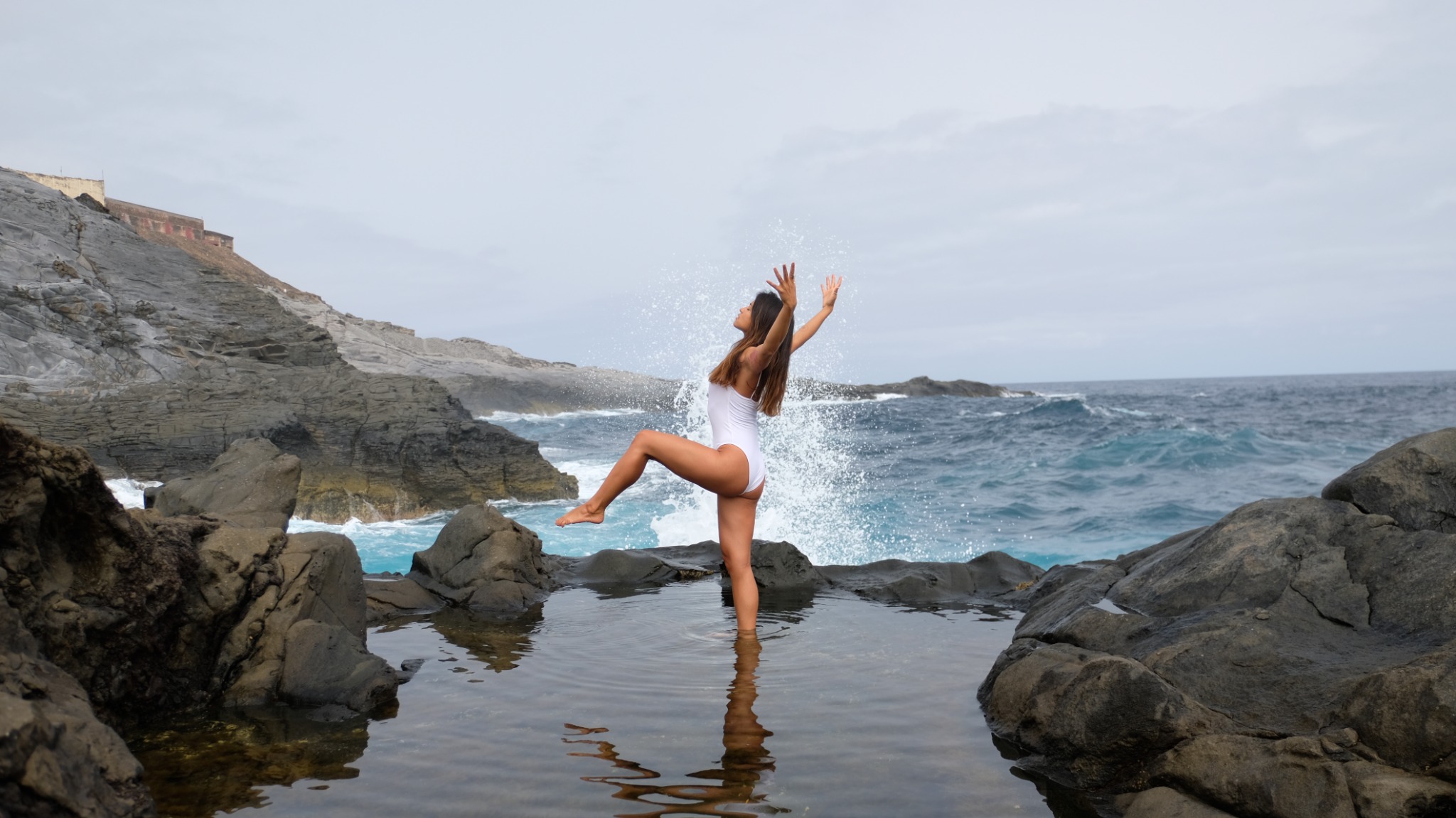 Movimiento de yoga frente al océano en Gran Canaria